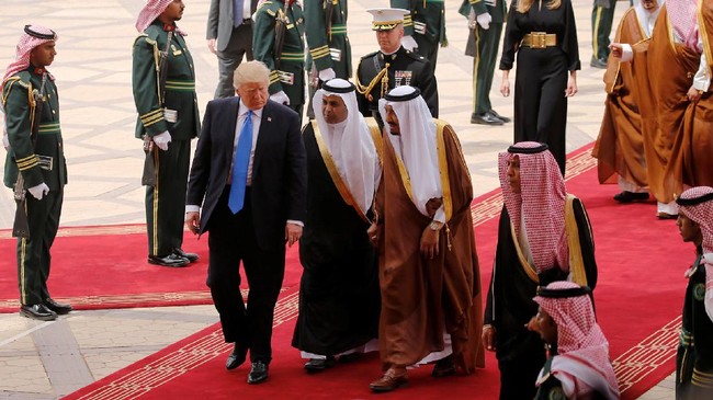 Seolah tak terpengaruh gonjang-ganjing di dalam negeri, Donald Trump menandai debut kunjungan luar negeri dengan penandatanganan kerjasama bilateral dahsyat.