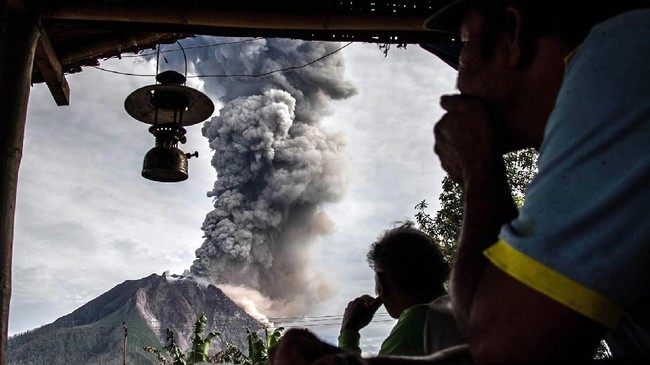 Intensitas aktivitas vulkanik Sinabung tak kunjung turun. Potensi terjadinya letusan masih tinggi. Warga diminta tak mendekat ke gunung.