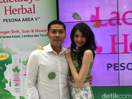 Donita dan Suami Tetap Jaga Kemesraan Meski Sudah Punya 2 Anak