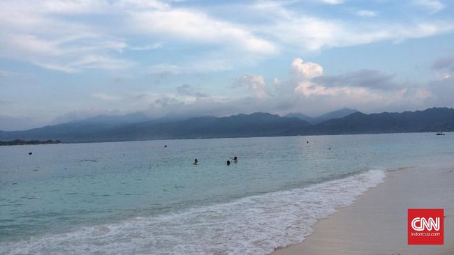 Para turis tak membatalkan liburannya setelah mendengar Gunung Agung bergejolak, karena mereka hanya mengalihkan perjalanannya.