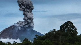 Gunung Sinabung Meletus, Warga Diimbau Waspada