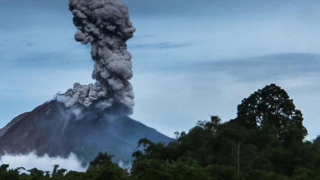 Gunung Sinabung kembali meletus. Hujan abu vulkanik jatuh di beberapa di desa di sekitar Gunung Sinabung. Masyarakat diimbau waspada.