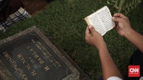 Mengais Rezeki Lewat Jasa Mengaji di Kuburan