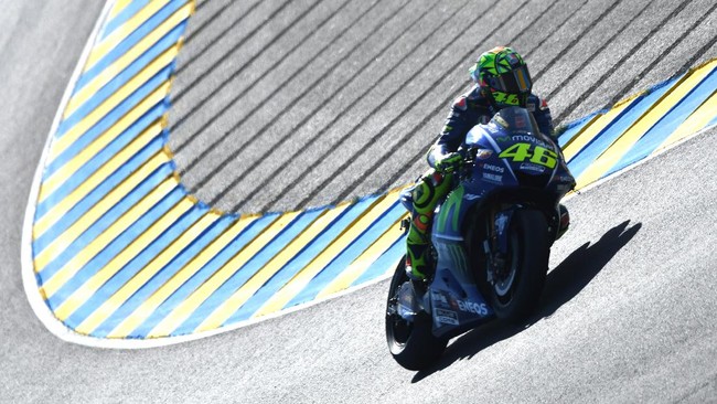 Pebalap Yamaha Movistar Valentino Rossi bersyukur tidak mengalami cedera patah tulang ketika berlatih motocross di Cavallara, Urbino, Italia.