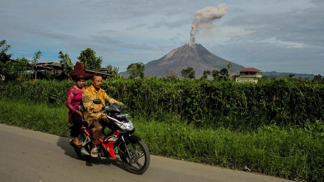 Meski dengan status siaga, Gunung Sinabung berpotensi kembali erupsi dan mengeluarkan awan panas.