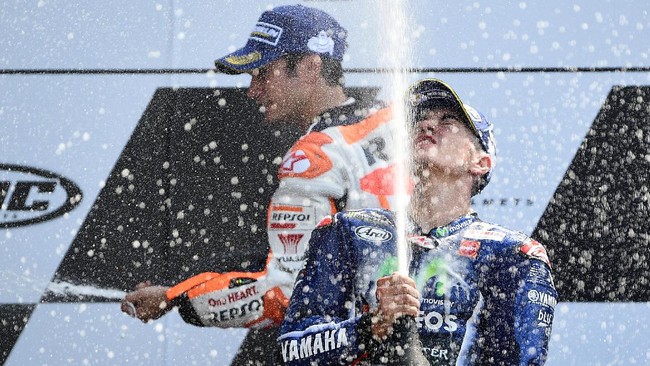 MotoGP Perancis di Sirkuit Le Mans, Minggu (21/5), berlangsung dramatis. Valentino Rossi tergelincir di lap terakhir dan Maverick Vinales keluar sebagai juara.