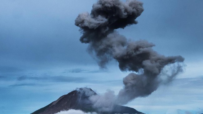 Status Gunung Awu di Kabupaten Kepulauan Sangihe, Sulawesi Utara meningkat ke level 2 atau waspada erupsi.