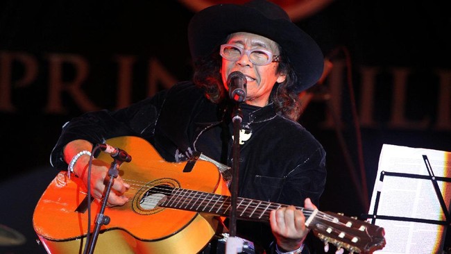 Leo Kristi memuja negerinya. Dia tidak pernah pergi, tetap ada di hati Indonesia Raya. Tapi dia memilih menjadi pertapa musik bagi hidup idealismenya.