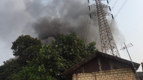 Kebakaran Dekat Tiang Sutet Mampang, Warga Angkut Barang