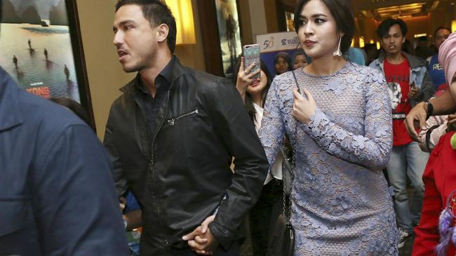 Raisa dan Hamish Daud berusaha menghadirkan menyenangkan di dalam rumah di masa pandemi covid-19 ini bersama sang buah hati, Zalina.