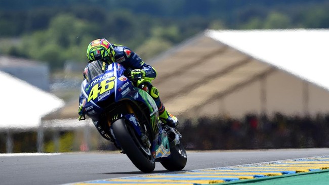Valentino Rossi terlihat memegang bagian dada di akhir latihan bebas pertama GP Italia yang berlangsung di Sirkuit Mugello, Jumat (2/6).