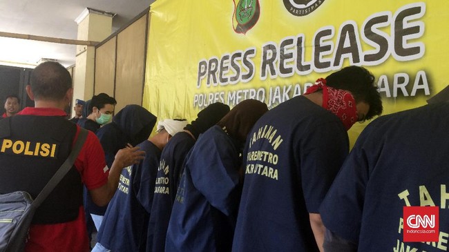 Polisi menetapkan sejumlah orang sebagai tersangka dalam aktivitas pesta diduga khusus kaum gay bertajuk 'The Wild One'. Satu diantaranya, pengelola ruko.