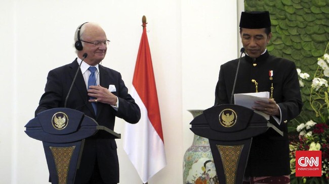 Alat pendengar untuk menerjemahkan bahasa milik Raja Swedia tak berfungsi saat Jokowi memberi keterangan. Jokowi sempat menghentikan pidato beberapa saat.