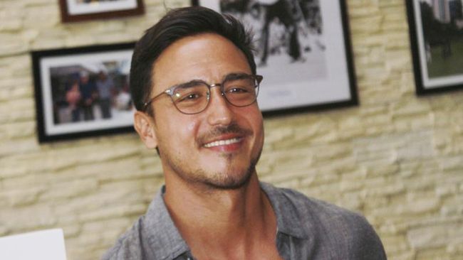 Hamish Daud memperkenalkan Nurin, bayi lucu yang menjadi anak ketiga yang diadopsi keluarga besarnya. Raisa pun terlihat menggendongnya.