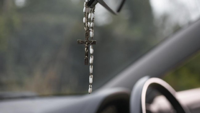 Filipina melarang penggantungan rosario dan simbol keagamaan lainnya di dalam mobil atas alasan keamanan. Keputusan ini menuai kecaman dari Gereja Katolik.