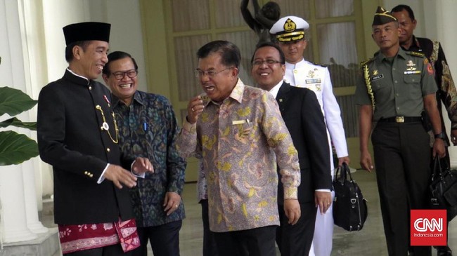 Jokowi dan Jusuf Kalla terlibat pembicaraan seru di Istana Bogor. Keduanya tertawa terbahak-bahak saat berjalan bersama menuju ruang rapat terbatas.
