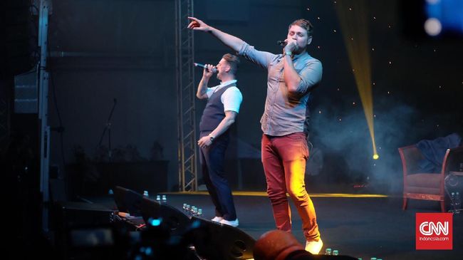 Beberapa kali mikrofon tak berbunyi. Untung Boyzlife tak kehilangan mood menghibur penggemarnya di Jakarta.