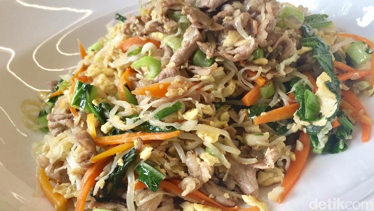 Lagi diet tapi kepingin makan mi buatan sendiri. Coba buat ini yuk, resep mi jawa goreng shirataki ala DEBM.