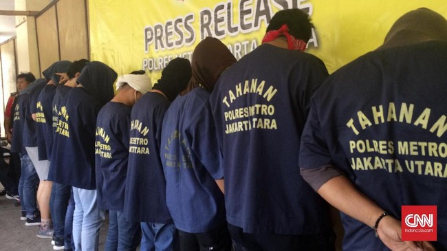 Menurut Koalisi LSM, kepolisian semena-mena memperlakukan korban karena telah menyebar foto dan data pribadi mereka kepada publik.