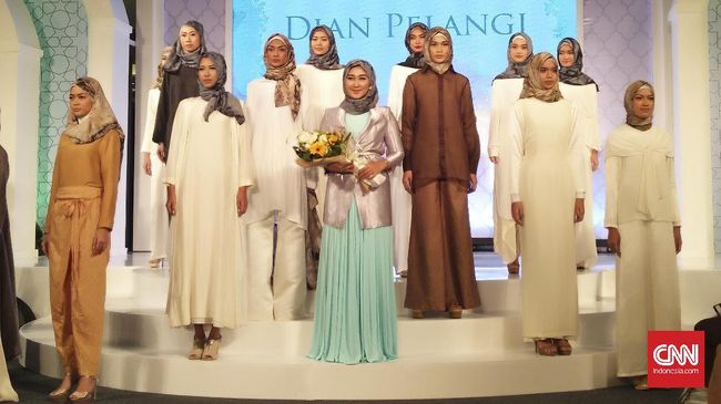 Jelang ramadan, Dian Pelangi menyebutkan beberapa rekomendasi fesyen mulai dari kerudung hingga gaun yang bisa diaplikasi agar terlihat lebih modis.