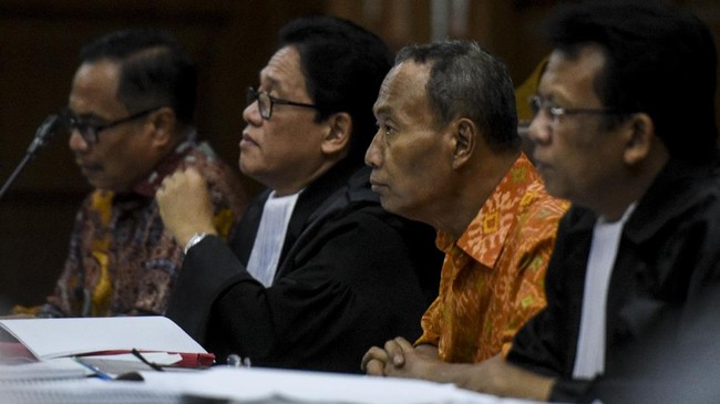 Hari ini dua terdakwa kasus korupsi proyek e-KTP, Irman dan Sugiharto akan menghadapi tuntutan jaksa di Pengadilan Tipikor Jakarta.