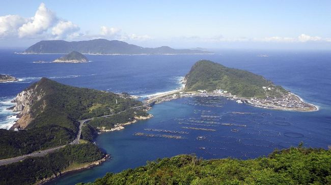 Di pulau Okinoshima ada satu kuil besar Shinto yang pemuka agamanya mengharamkan kunjungan perempuan sejak kuil tersebut berdiri beberapa abad lalu. Kenapa?