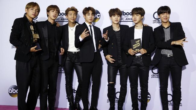 Lagu Baru BTS 'MIC Drop' Terinspirasi Barack Obama MIC Drop merupakan lagu ketujuh dari album terbaru BTS yang berjudul 'Love Yourself: Her.' Itu terinspirasi aksi Obama menjatuhkan mikrofon di sebuah acara.
