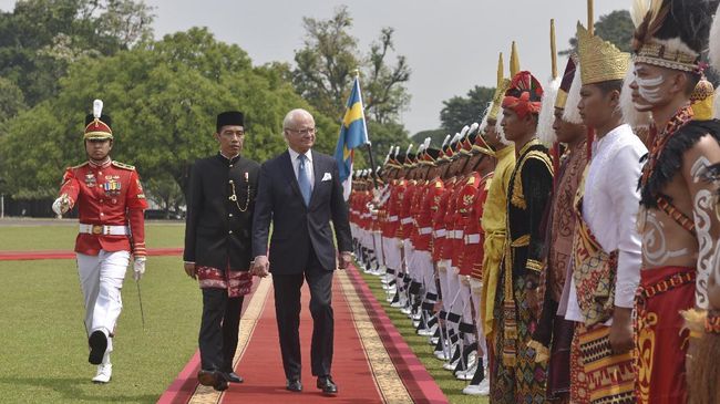 Sambut Raja Swedia, Jokowi Kenakan Pakaian Khas Betawi Presiden Joko Widodo mengenakan pakaian Khas Betawi saat menyambut kedatangan Raja Swedia di Istana Bogor, Jawa Barat.