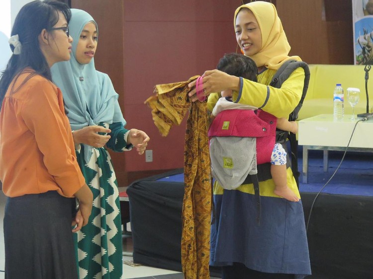 5. Kok Menggendongnya Begitu? Kadang orang-orang gemar membandingkan dan merasa paling tahu kehidupan orang lain. Nyinyirannya benar-benar bikin baper.