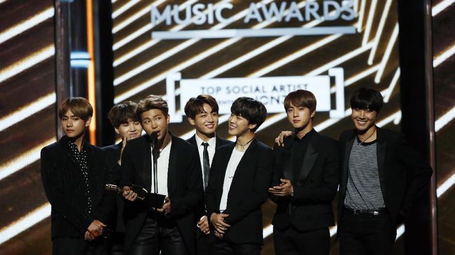 Rap Monster dari BTS mengungkapkan rasa bahagia dan kebanggaannya bisa bersanding dengan musisi papan atas dunia seperti Drake dan DJ Khaled.