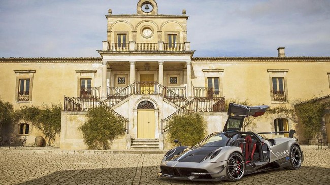 Pabrikan Pagani harus menarik mobil-mobil super Huayra karena baterai penyuplai daya listrik.