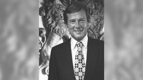 Hollywood Kenang Roger Moore di Media Sosial