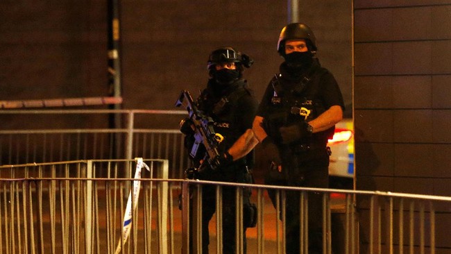 Kepolisian Inggris telah menangkap seorang pria di Bandara Heathrow, yang diduga terkait dengan aksi bom bunuh diri di Manchester Arena, Mei lalu.