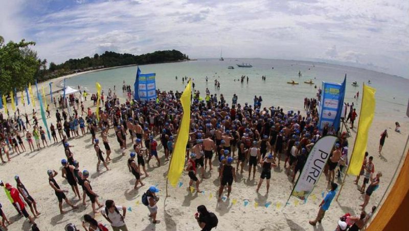 Peserta memulai perlombaan dengan berenang sejauh 1,5 km di Laut Bintan Lagoi. 