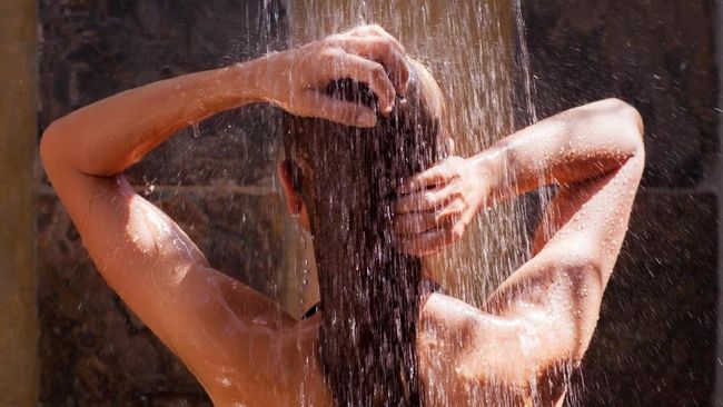 5 Manfaat Mandi Air Dingin Sama halnya dengan mandi air hangat, mandi air dingin juga memberi manfaat buat tubuh, antara lain memberi tambahan energi sepanjang hari.