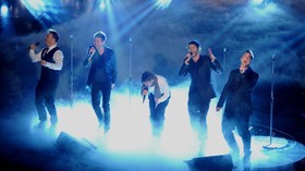 Take That Batalkan Konser Pasca Tragedi Ariana Grande
