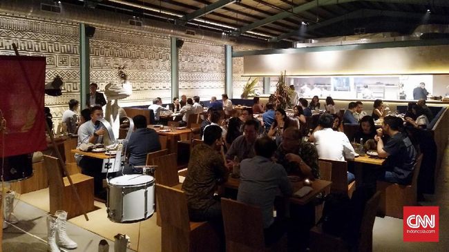 Tak jarang acara buka puasa bersama dilakukan di restoran yang mahal. Jika tak hati-hati, anggaran bulanan bisa membengkak karena memenuhi semua ajakan.
