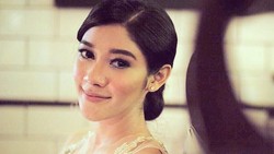 Diisukan Mualaf, Naysilla Mirdad Tampil bak Kajol Saat Ucapkan Ramadhan