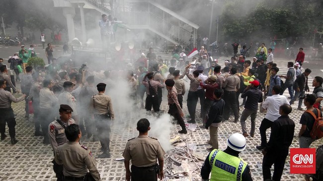 Aksi saling dorong antara polisi dengan ratusan mahasiswa terjadi di pelataran gedung KPK, Jakarta. Mereka mendesak KPK mengusut kasus dugaan korupsi BLBI.