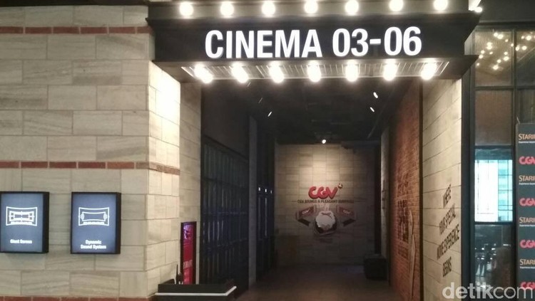 Saat kita dan suami lagi ingin banget nonton ke bioskop, si kecil mendingan diajak atau nggak ya?