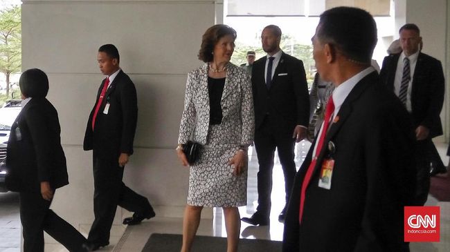 Ratu Swedia Silvia ungkapkan ketertarikannya pada batik yang dianggap ciri khas Indonesia dan berharap dirintis ke arah industri fesyen yang sustainable.