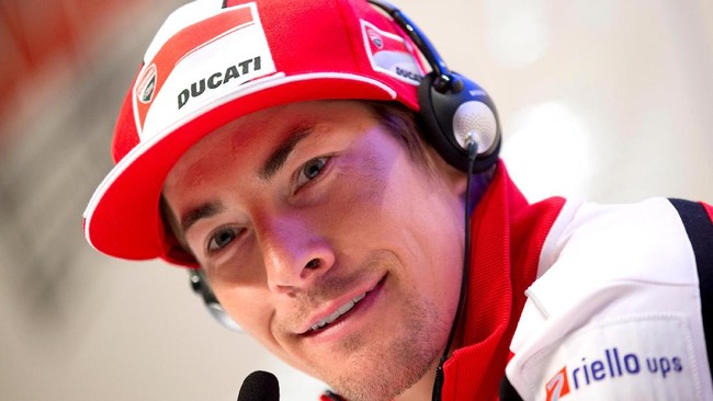 Nicky Hayden meninggal dunia akibat kecelakaan motor dalam salah satu sesi latihan di Italia. Netizen berduka, kehilangan salah satu juara dunia MotoGP.