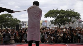 Perkosa Wanita, Tiga Pria Inggris Dihukum Cambuk di Singapura