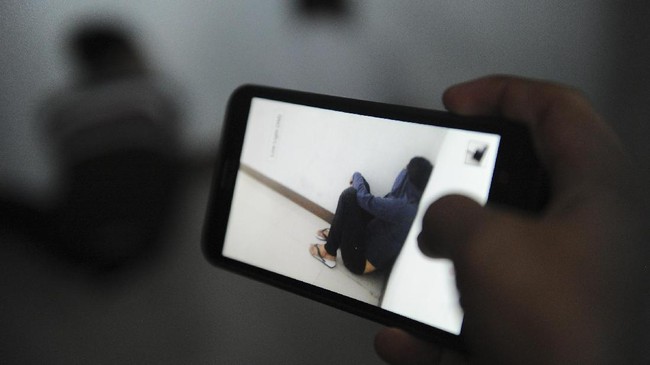 Selain menyebar foto mesum, TG juga mengajak pengikutnya di media sosial untuk bertindak asusila sesama jenis. Belakangan diketahui TG mengidap HIV/AIDS.