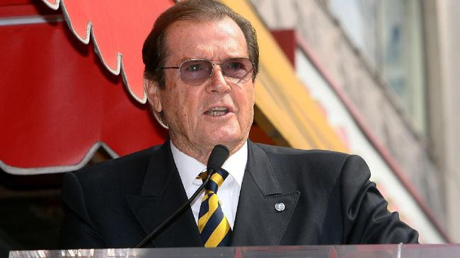 Dalam sebuah wawancara, Roger Moore justru merasa kalah dari Daniel Craig sebagai James Bond. Meskipun dunia mengenang Moore sebagai Bond terbaik.