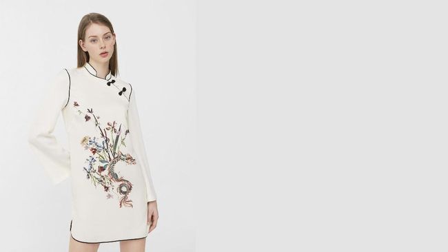 Rancangan mini dress cheongsam bermotif grafis di bagian depan keluaran terbaru Mango itu sangat mirip dengan koleksi Spring 2017 Attico.