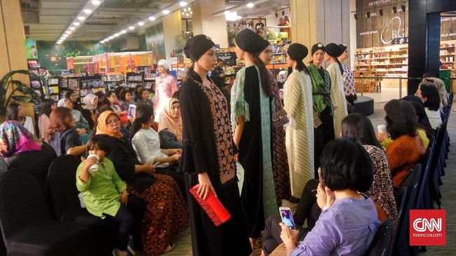 Ramadan tentu semua pakai busana Muslim, tapi tak semua berhijab. Mereka yang tidak berhijab, saran desainer Wignyo Rahadi, bisa kenakan baju tradisional.