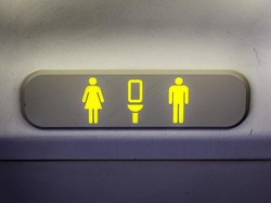 Wanita Ini Kunci Anak Orang Lain di Toilet Pesawat gegara Tantrum