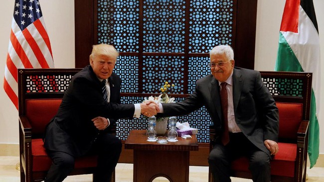 Sehari sebelum mengumumkan keputusannya soal Yerusalem, Presiden Trump sempat menelepon Presiden Abbas dan menjanjikan keuntungan bagi Palestina.