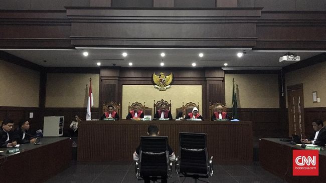 Suap DPRD Kalteng, Bos Sinar Mas Divonis 1,8 Tahun Penjara Tiga petinggi Simar Mas divonis satu tahun delapan bulan penjara terkait suap DPRD Kalteng. Vonis ini lebih ringan dari tuntutan jaksa 2,5 tahun penjara.